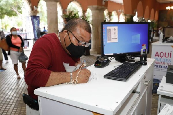 Las y los contribuyentes acuden a cumplir con el pago del predial para obtener el beneficio del 30% de descuento