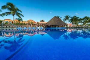 AMLO pide a los hoteleros de la Riviera Maya que permitan la construcción de un nuevo trazo del Tren Maya