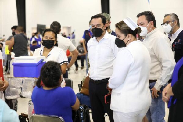 El Gobernador Mauricio Vila Dosal supervisó el inició de la vacunación a docentes del estado
