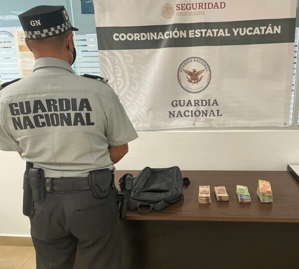 Guardia Nacional detiene a pasajero del Aeropuerto de Mérida que trasladaba casi medio millón de pesos