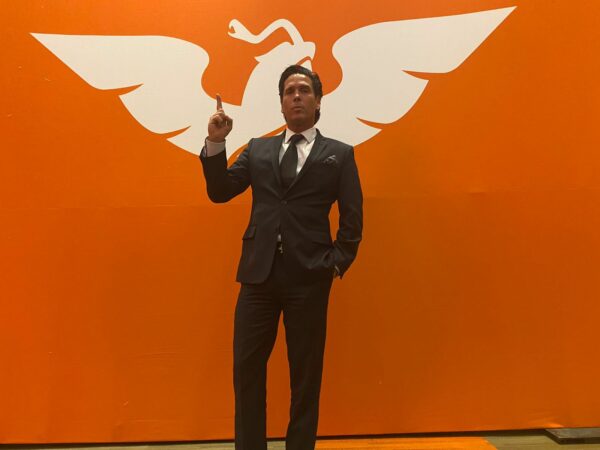El actor Roberto Palazuelos se inscribe como aspirante a candidato a gobernador de Movimiento Ciudadano