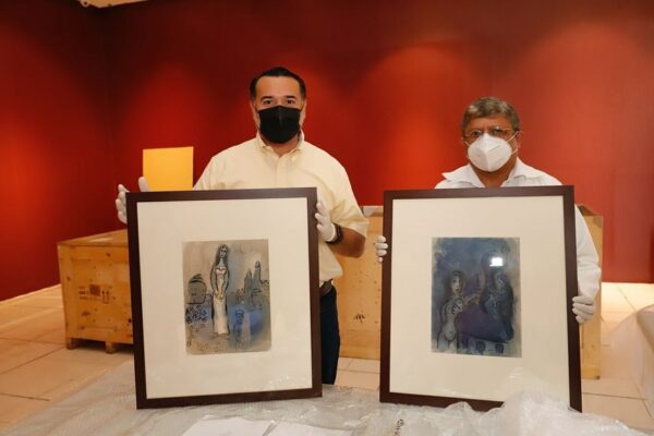 El Alcalde Renán Barrera supervisa la apertura de cajas de la obra de Marc Chagall en Mérida