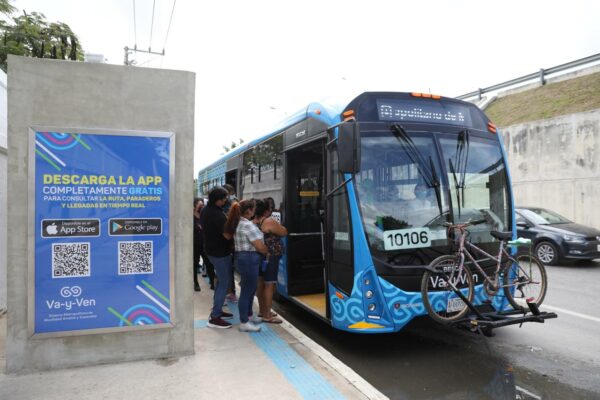 El Gobernador Mauricio Vila Dosal dispuso que el servicio de la ruta periférico del nuevo sistema de transporte metropolitano “Va y ven” será gratuito hasta finalizar las mejoras al funcionamiento y sistema del trayecto