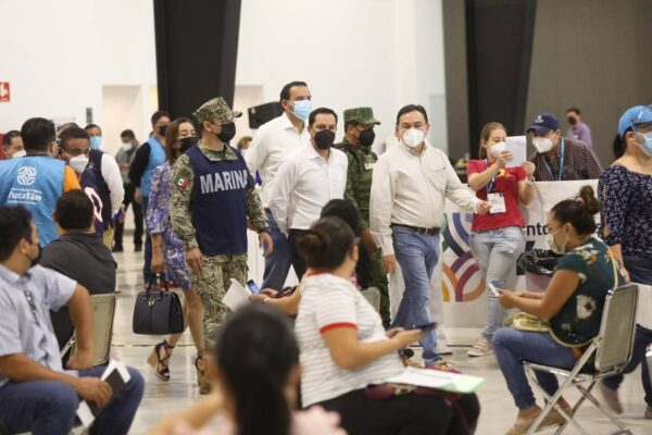 El Gobernador Mauricio Vila Dosal supervisó el inició de la vacunación a docentes del estado