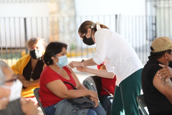 Personas de 40 a 49 y 50 a 59 años comienzan a recibir su refuerzo contra el Coronavirus