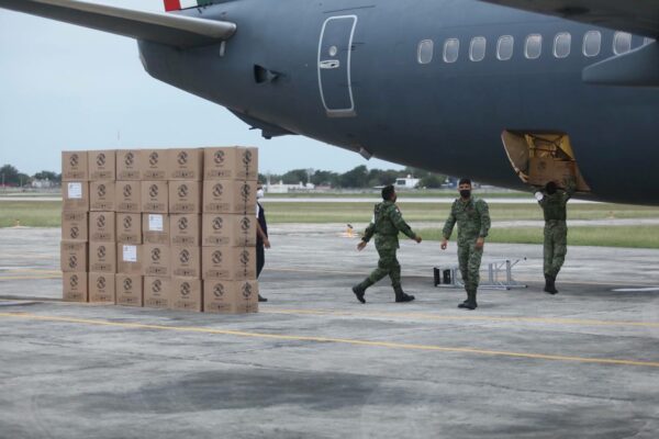 Nuevo lote con 60,000 vacunas AstraZeneca llega a Yucatán, para aplicación de dosis de refuerzo a personal de salud