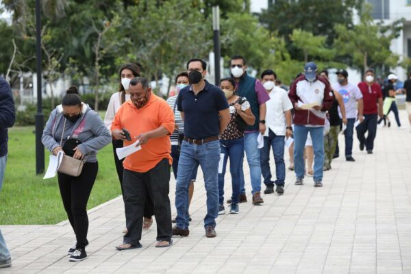 El Gobernador Mauricio Vila Dosal acude a recibir la vacuna de refuerzo contra el Coronavirus