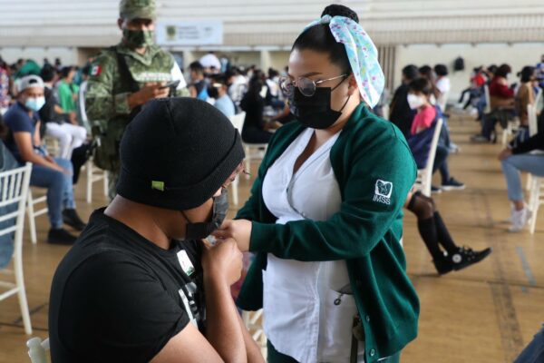 Adolescentes de 15 a 17 años de Mérida empiezan a recibir segunda dosis de la vacuna contra el Coronavirus
