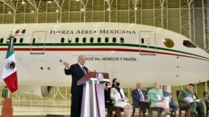 Tras fallidos intentos de vender el avión presidencial, AMLO analiza en cambiarlo por helicópteros