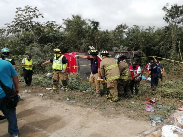 Volcadura de un autobús de ADO deja ocho fallecidos y 20 heridos