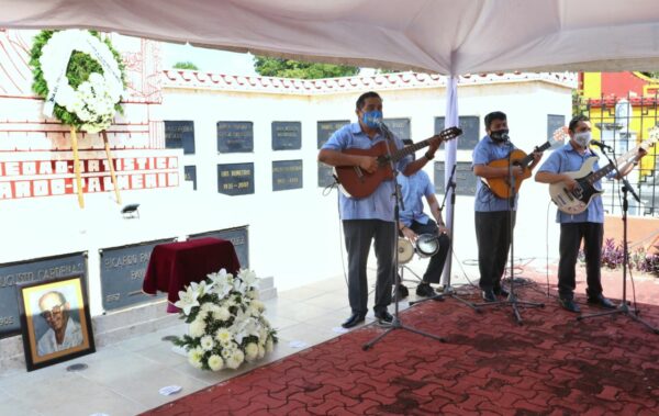 Ricardo Duarte Esquivel, al Monumento a los Creadores de la Canción Yucateca