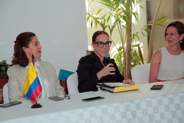 La Embajadora de Colombia en México, Ángela Ospina de Nicholls pone en servicios la oficina consular honoraria de Mérida