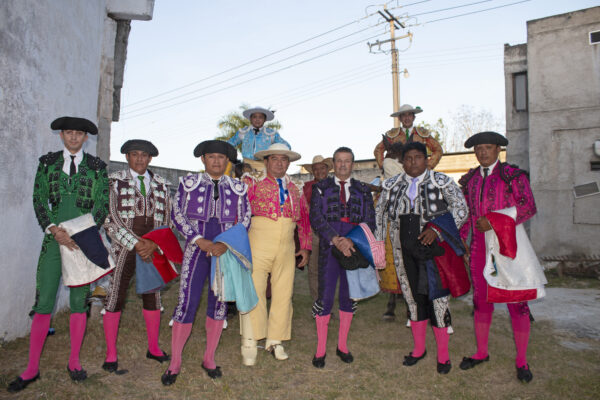Con el objetivo de sumar esfuerzos en pro de la tauromaquia a nivel nacional, la Unión de Trabajadores en Plazas de Toros Similares y Conexos del Estado de Yucatán afiliada al CATEM busca firmar convenios de colaboración con asociaciones y agrupaciones similares, tales como la Asociación Nacional de Matadores, la Unión Mexicana de Toreros A.C; Unión Mexicana de Picadores y Banderilleros, Asociación Mexicana de Tauromaquia, Asociación de Criadores de Toros de Lidia, Agrupación Mexicana de Empresarios Taurinos, entre otras. Por ello, en días previos se envió un oficio a cada una de las agrupaciones mencionadas para poder establecer vínculos laborales y trabajar de manera coordinada en las diversas plazas de toros del país. De igual manera, se les informó que la Unión de Trabajadores en Plazas de Toros Similares y Conexos del Estado de Yucatán se encuentra formalmente constituida, con la documentación adecuada y un registro que data del 17 de marzo de 1936; siendo creada con la intención de representar a banderilleros, picadores, matadores de toros y novillos, entre otros oficios alrededor de la tauromaquia, así como velar por el respeto pleno a sus derechos. En apego al artículo 5° de la Constitución Política de los Estados Unidos Mexicanos en donde se indica que “a ninguna persona podrá impedirse que se dedique a la profesión, industria, comercio o trabajo que le acomode, siendo lícitos” y a sabiendas de que quienes organizan corridas de toros, novilladas y festivales taurinos cuentan con la más completa libertad para la contratación del personal correspondiente a las cuadrillas, reiteramos que nuestra agrupación es una opción profesional y mucho más redituable para los matadores de toros y empresarios del ámbito taurino. Contamos con más de 50 socios en activo, lo que permite participar en múltiples corridas por día, así como conformar carteles completos con la inclusión de matadores, rejoneadores, novilleros, recortadores, picadores, banderilleros, puntilleros e incluso ganaderías. Siendo Yucatán un referente en la tauromaquia del país y dado que quienes integran la Unión cuentan con una amplia experiencia, esperamos poder ser tomados en cuenta y tener una respuesta positiva de las distintas asociaciones, con las cuales estamos dispuestos a colaborar en lo que se considere pertinente y pueda abonar a enaltecer a la Fiesta Brava.