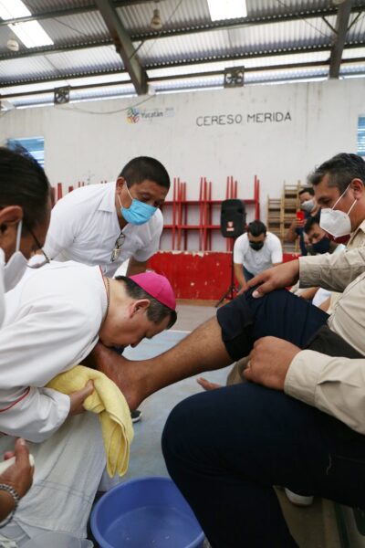 Arzobispo celebra misa de lavatorio de pies en Cereso de Mérida