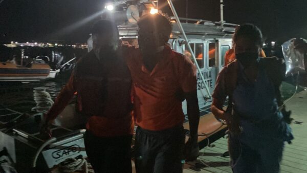 Rescatan a pescador que naufragó en Dzilam de Bravo