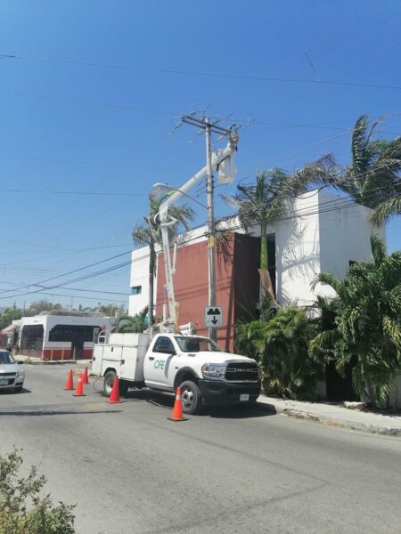 Operativo de Mejora a la red eléctrica en el Fraccionamiento Chenku en Mérida, Yucatán