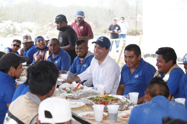 El Gobernador Mauricio Vila Dosal celebró junto a albañiles el Día de la Santa Cruz