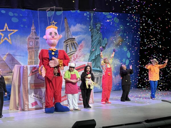 La magia de “yucaturista mundial” con “titeradas” y “cuxum” triunfaron en el teatro armando manzanero