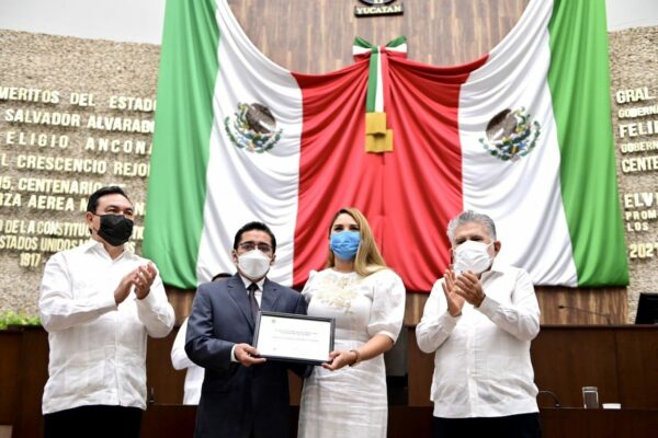 Reconocen los más de 30 años de labor educativa al Dr. Carlos Pérez y Pérez