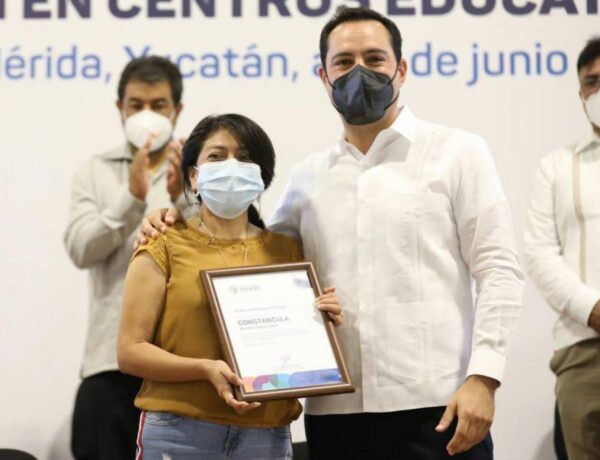 Entrega el Gobernador Mauricio Vila Dosal plazas a personal de apoyo y asistencia a la educación
