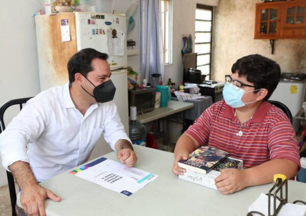 El Gobernador Mauricio Vila Dosal visita a niños con cáncer para llevarles apoyos del Programa de Apoyo para Pacientes con Cáncer del Hospital General “Dr. Agustín O'Horán”