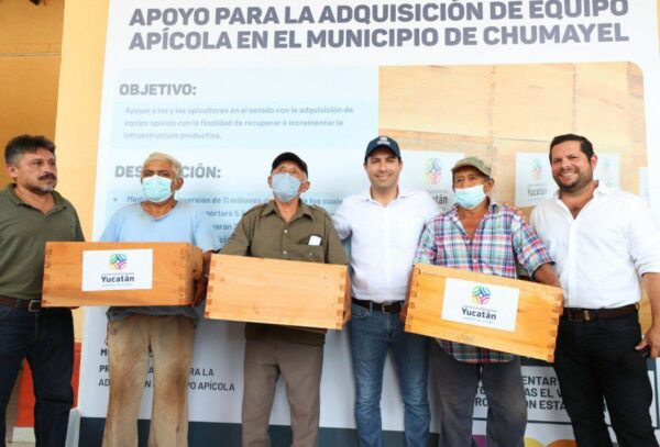 Con apoyo del Gobernador Mauricio Vila Dosal, personas con problemas visuales y de escasos recursos reciben lentes graduados