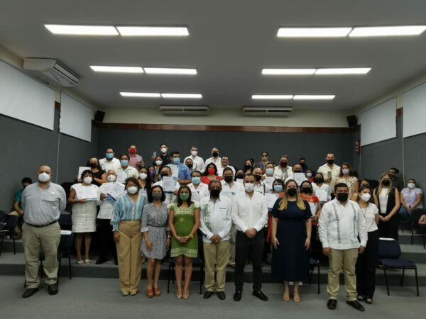 Empresas yucatecas concluyen tres diplomados de la Sefoet