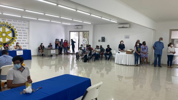 Rotarios entregan prótesis de mano y cambian sus vidas
