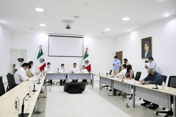 Representantes de Sindicatos se reúnen con diputados para analizar la situación del ISSTEY
