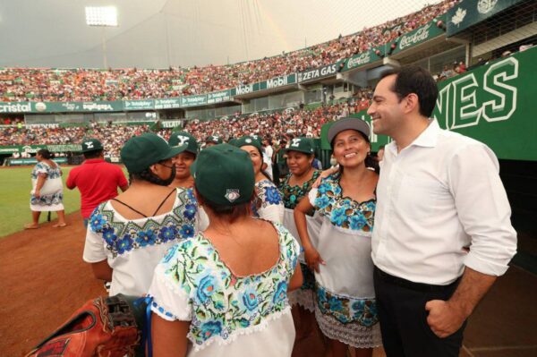Histórica fiesta deportiva se vivió en el Kukulcán con el primer juego de softbol femenil, el “Partido del Cambio”