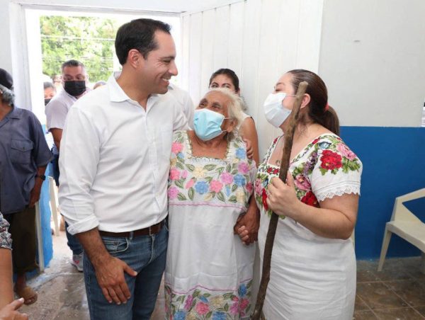 El Gobernador Mauricio Vila Dosal continúa acercando apoyos a las familias de interior del estado