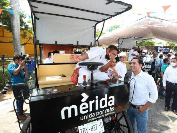El Gobernador Mauricio Vila Dosal y el Alcalde de Mérida, Renán Barrera Concha, presentaron las calesas eléctricas que a partir de ahora brindan recorridos por la ciudad de Mérida