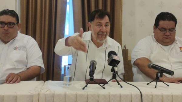 Noroña llamó a los fundadores de Morena a cuadrarse con los “chapulines”