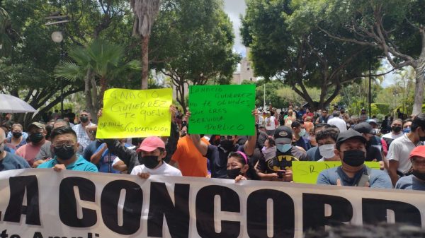 Vendedores ambulantes arremeten contra funcionario municipal