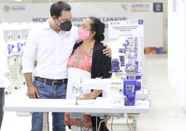 El Gobernador Mauricio Vila Dosal entregó máquinas de coser y equipo a productores encargados de confeccionar los uniformes del programa Impulso Escolar