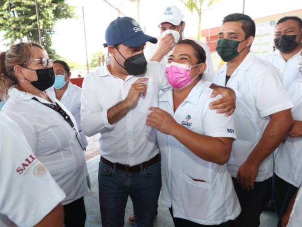 Supervisa el Gobernador Mauricio Vila Dosal el operativo de vacunación para niñas y niños de 5 a 11 años en Ticul