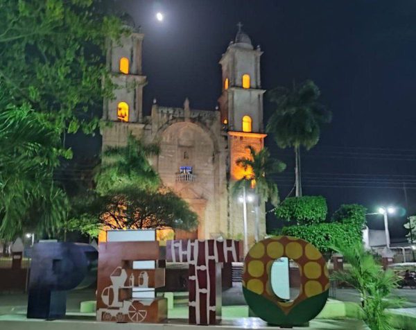 Con nueva iluminación, se resalta la belleza arquitectónica de la iglesia de Nuestra Señora de la Asunción del municipio de Peto