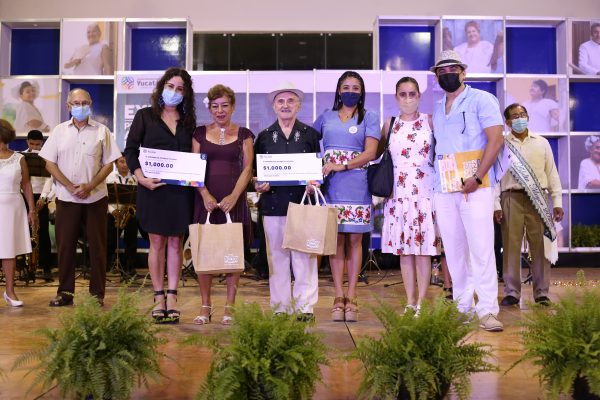 Con danzón, DIF Yucatán celebró a las personas adultas mayores