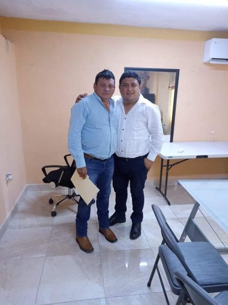 Francisco Vera Ávila, director de Desarrollo Rural en el municipio de Kanasín, fue detenido por delitos cometidos contra la salud y tráfico de drogas. En el operativo también se detuvo a Leydi Beatriz y participaron elementos del Ejército Mexicano y de la Secretaría de Seguridad Pública (SSP). “Barrabas”, cómo es conocido el funcionario municipal, se desempeñaba en ese cargo, con solo tener la primaria terminada, por designación del alcalde de Kanasín, Edwin Bojórquez Ramírez. Durante años, el funcionario municipal estuvo protegido por la extinta Policía Judicial. El detenido se ostentaba de tener influencias políticas, pues militó para el PRI, luego en Nueva Alianza Yucatán y hoy día está en las filas de Acción Nacional. Hace unos días también se detuvo a Carlos Uribe Koyoc, ex candidato del PT a la alcaldía de por los mismos delitos