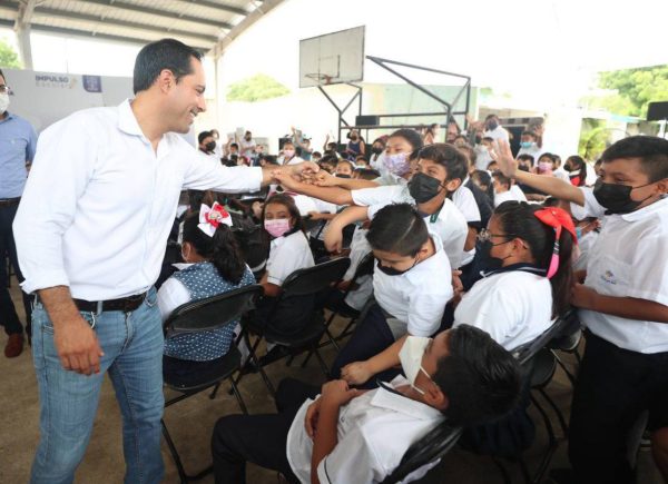 El Gobernador Mauricio Vila Dosal continúa recorriendo escuelas para entregar apoyos de “Impulso Escolar” que se traducen en ahorro económico y las mismas oportunidades de aprendizaje para los estudiantes yucatecos