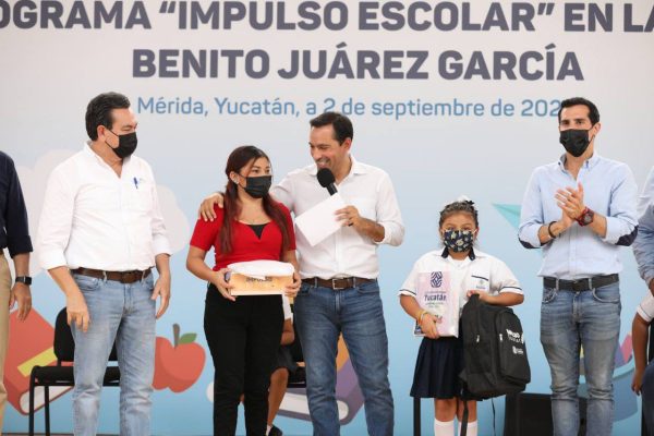 El Gobernador Mauricio Vila Dosal continúa entregando uniformes y útiles escolares para garantizar las mismas oportunidades de aprendizaje y desarrollo de sus capacidades a niñas y niños del estado