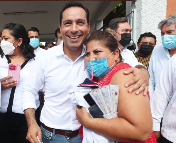 Estudiantes de nivel básico siguen recibiendo uniformes y paquetes de útiles del programa Impulso Escolar de manos del Gobernador Mauricio Vila Dosal