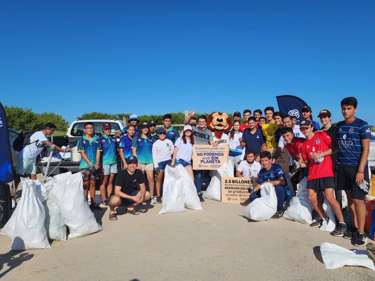 Miles de voluntarios sumaron esfuerzos para realizar la limpieza simultánea de 14 playas en Yucatán