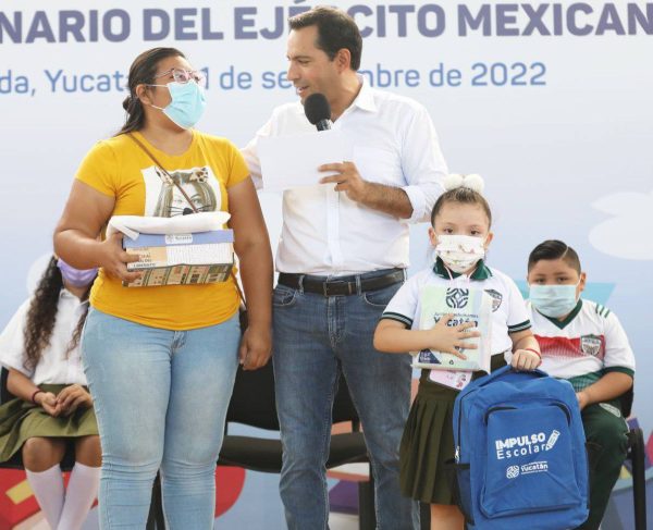 El Gobernador Mauricio Vila Dosal comienza a entregar a estudiantes yucatecos, uniformes y paquetes de útiles escolares de Impulso Escolar