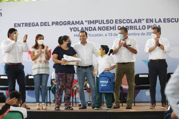 Con uniformes, útiles escolares y mejoras a los planteles educativos, el Gobernador Mauricio Vila Dosal transforma la educación en favor de las niñas y los niños de Yucatán