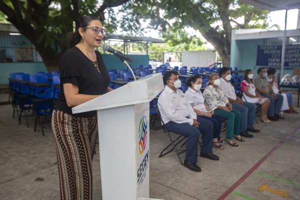 Entregan mobiliario escolar a estudiantes del sur de Mérida para impulsar su calidad educativa