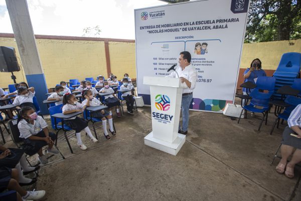 Niñas y niños de Uayalceh reciben mobiliario para una mejor calidad educativa