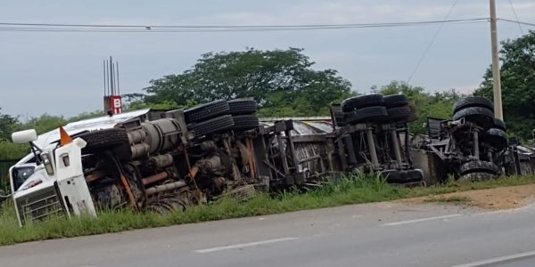 Tractocamión con turbosina volcó en la carretera Mérida–Cancún