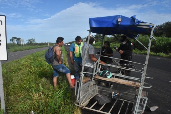 Obreros al filo de la muerte; un tráiler chocó el mototaxi en el que iban