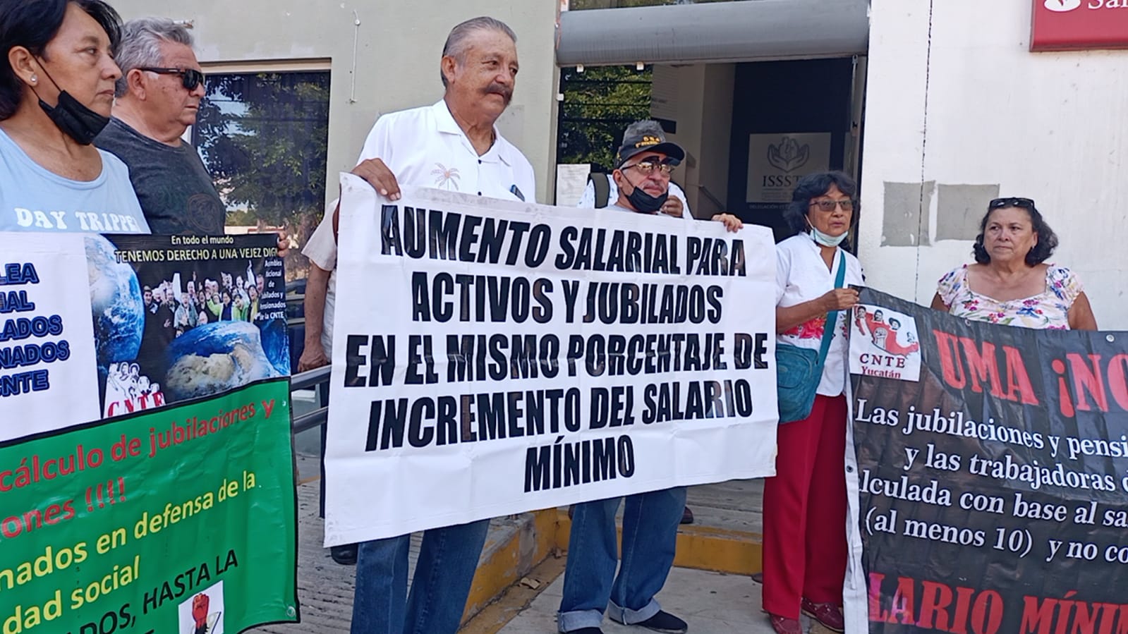 Pensionados y jubilados exigen que el Issste derogue el pago en UMAS